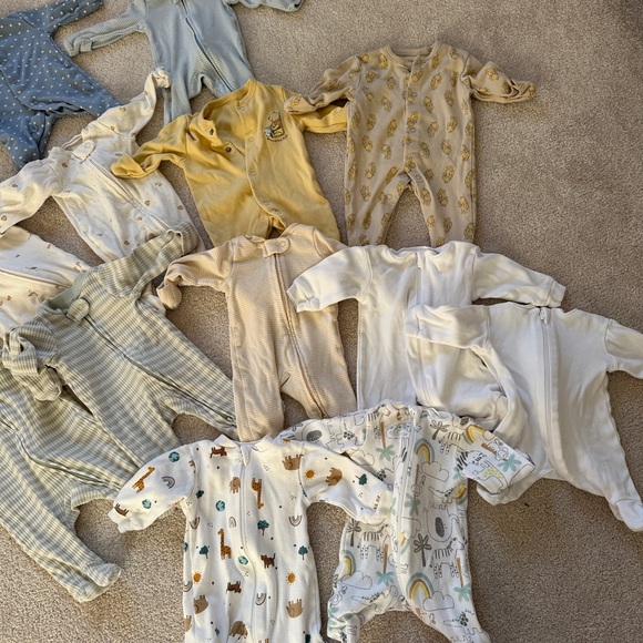 Assorted premie sleepsuits - Picture 2 of 3